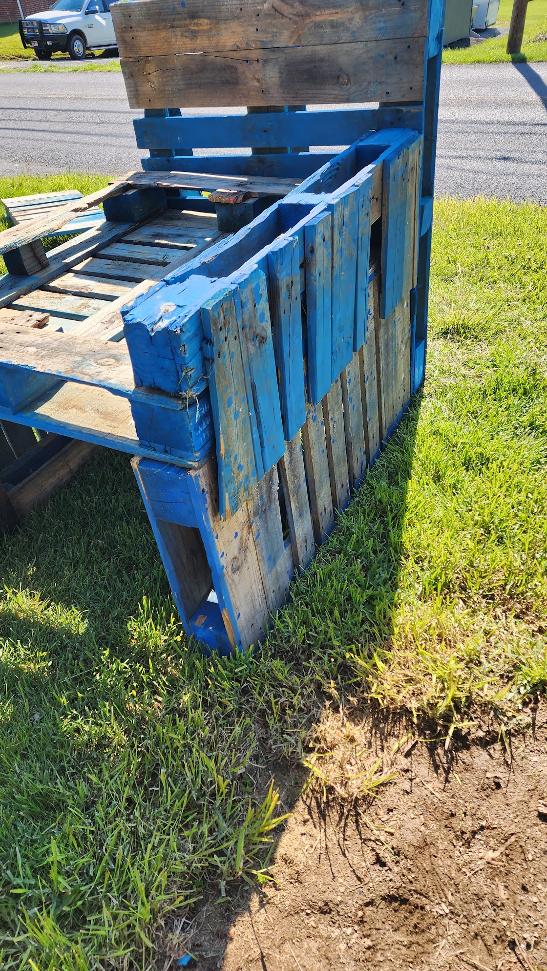 Shows one side with the extra pallet, providing 11 inches of height from the bed.